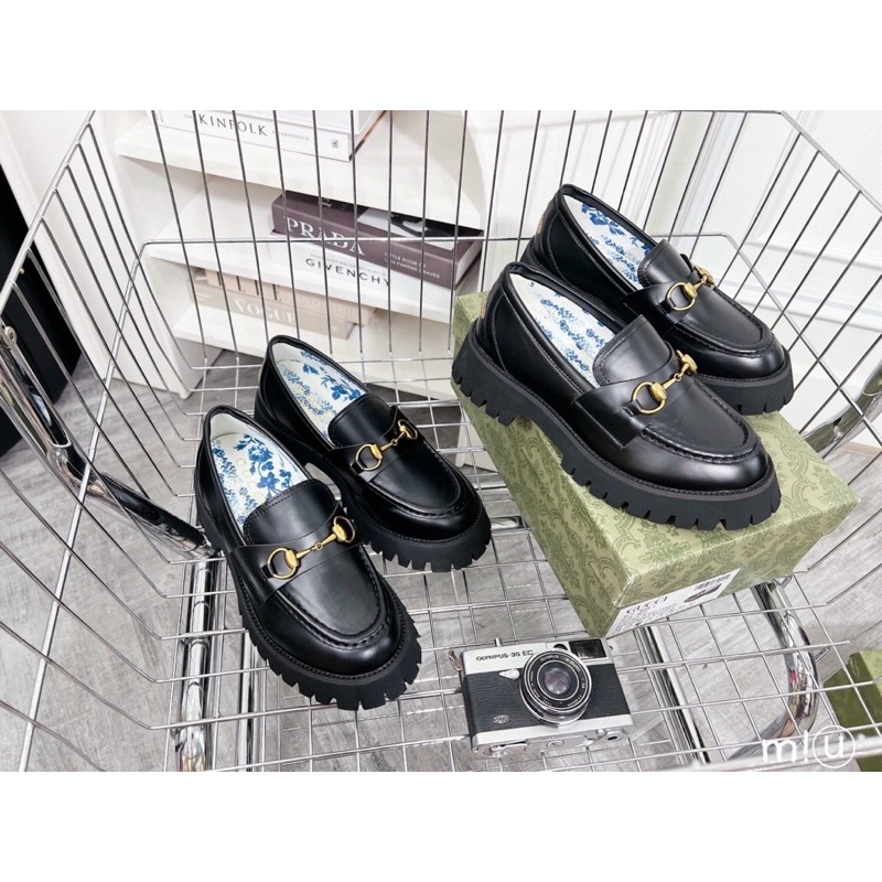 Giày lười về một màu