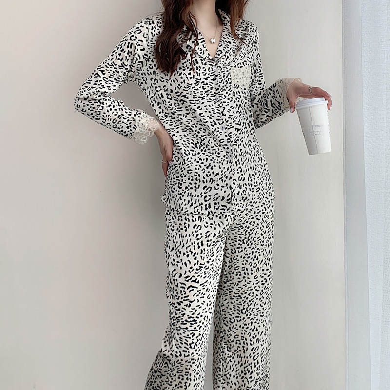 Bộ Đồ Ngủ Dài Tay Vải Lụa Mát In Họa Tiết Da Báo Quyến Rũ Cho Nữ