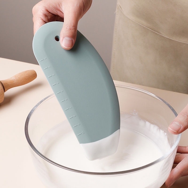 Dụng cụ cắt bột bánh Silicone có thước đo tiện lợi