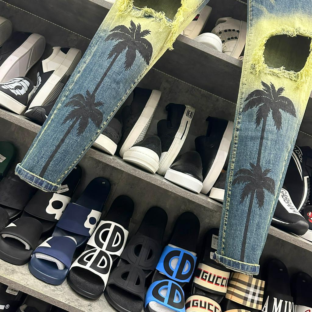 Quần jean bò nam Amiri skinny wash xanh vàng thủng gối tua viền dập hình cây dừa phong cách boy phố QJ227P