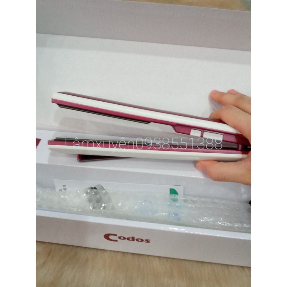 Máy kẹp Codos CHI 2300 (màu ngẫu nhiên ) ép duỗi tóc thẳng ,mềm bóng đẹp với chất liệu thép titan giúp khép vảy tóc.