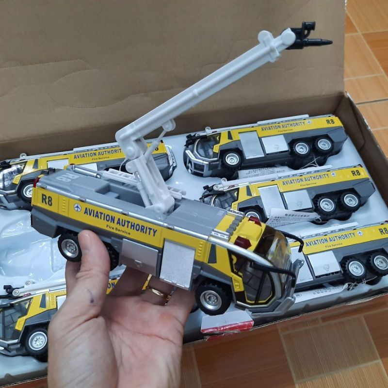 Mô hình xe cứu hoả sân bay bằng kim loại tỉ lệ 1:32