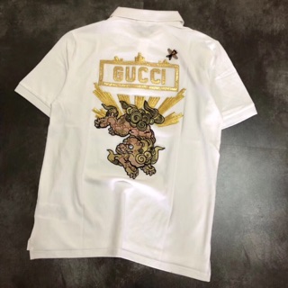 Áo thun nam có bâu, in hình sau lưng