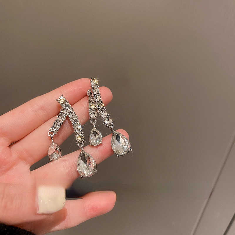 Khuyên Tai Kim Loại Đính Kim Cương Nhân Tạo Phong Cách Thời Trang Mới Phổ Biến