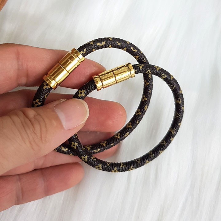 Vòng tay simili, vòng tay đầu khóa màu vàng khắc chữ VZ1634.