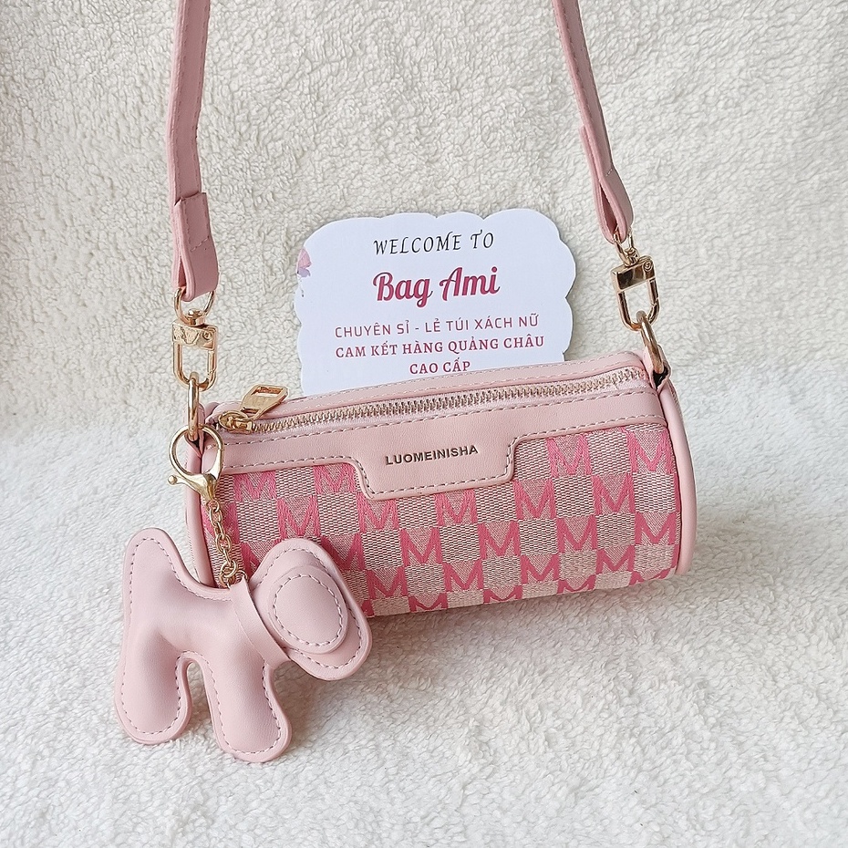 Túi xách nữ thời trang Quảng Châu đeo vai đeo chéo dáng trống dài độc lạ kèm móc khoá hình cún Bag Ami