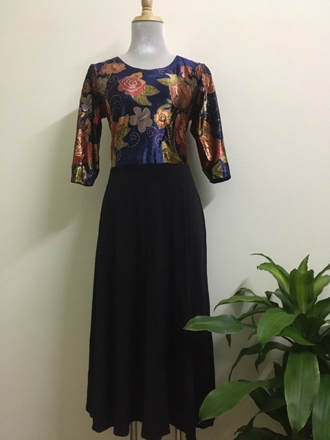 Đầm nhung xoè phối chân trung niên