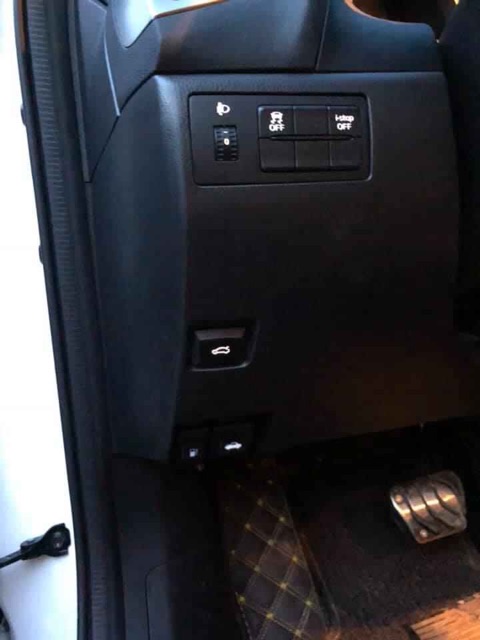 Nút mở cốp sau Mazda 3