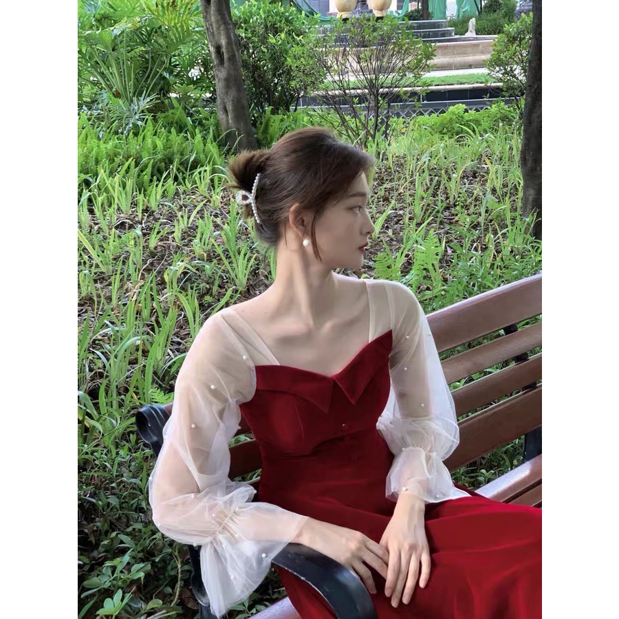 VÁY ĐẦM YẾM NHUNG ĐỎ CỔ VUÔNG TIỂU THƯ PHỐI TAY BỒNG VOAN TRẮNG ĐÍNH NGỌC DÁNG DÀI ÔM EO CHÂN XÒE SANG CHẢNH LỊCH SỰ