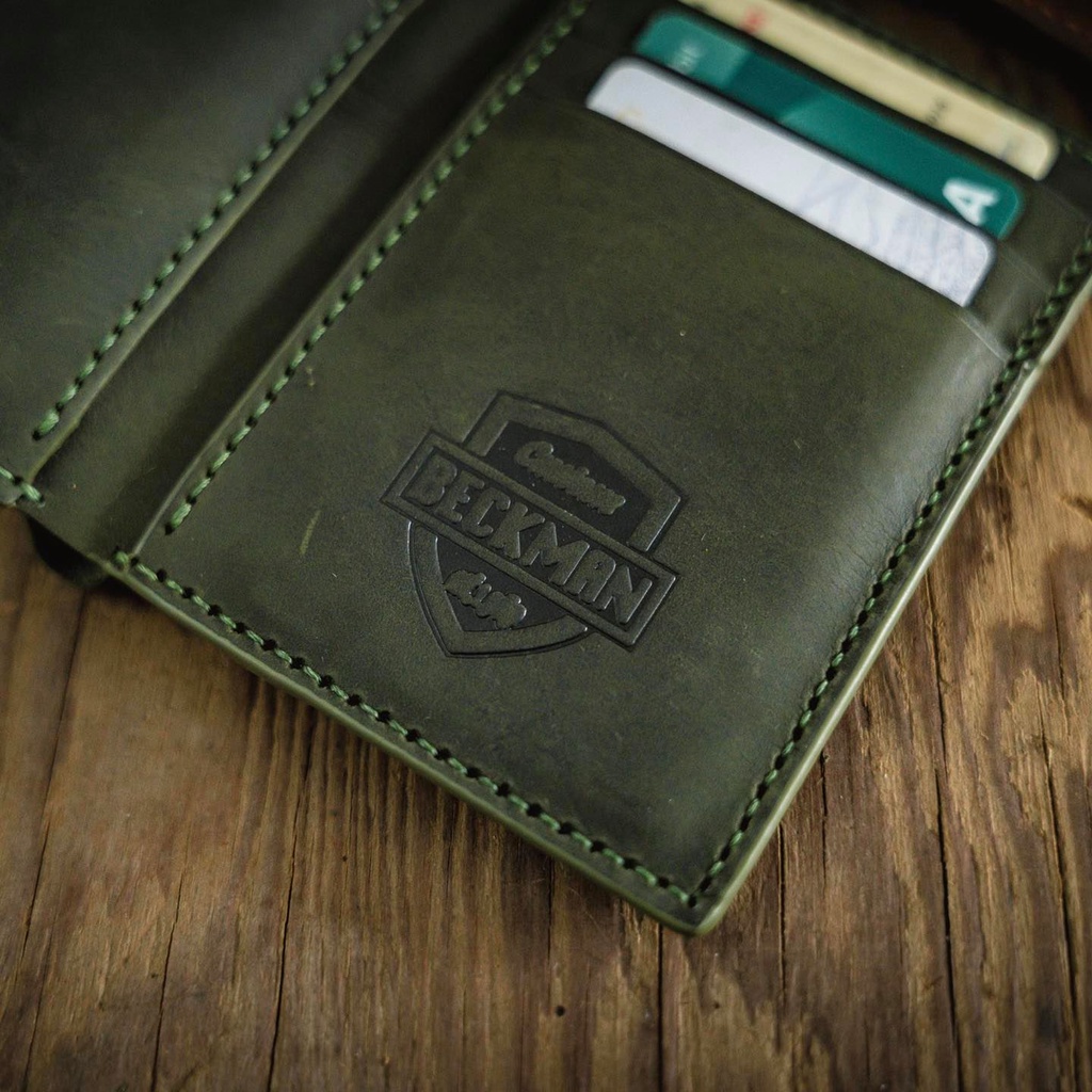 Ví da nam Beckman Mini dáng đứng cao cấp - Da sáp Crazy Horse nhập khâủ - may thủ công tỉ mỉ - Rêu - VDVT01RS - R8ckie