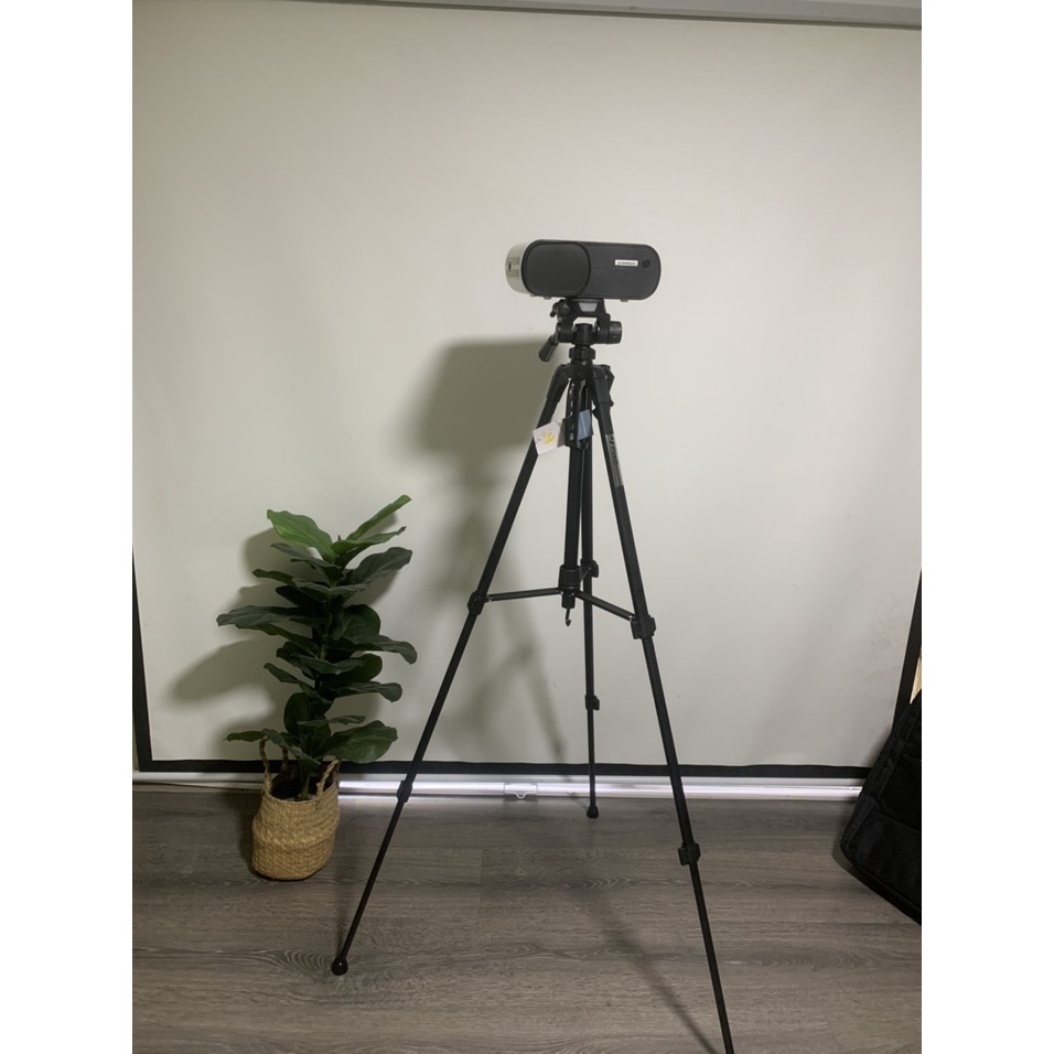 Tripod máy chiếu mini độ cao 140 cm, chất liệu nhôm nhẹ chắc chắn.
