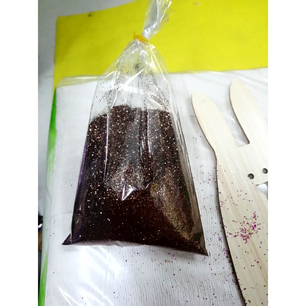 kim tuyến màu nâu. gói 100gram. hàng đẹp, rất lấp lánh. đẹp hơn hình luôn nha các bạn. ở ngoài rất lấp lánh lun.