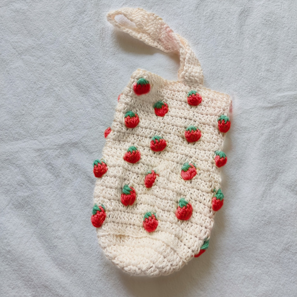 Túi đựng bình nước bình giữ nhiệt họa tiết trái dâu handmade từ len độc đáo