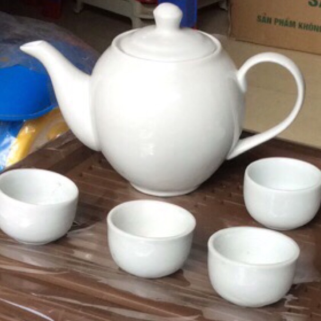 Chén sứ trắng