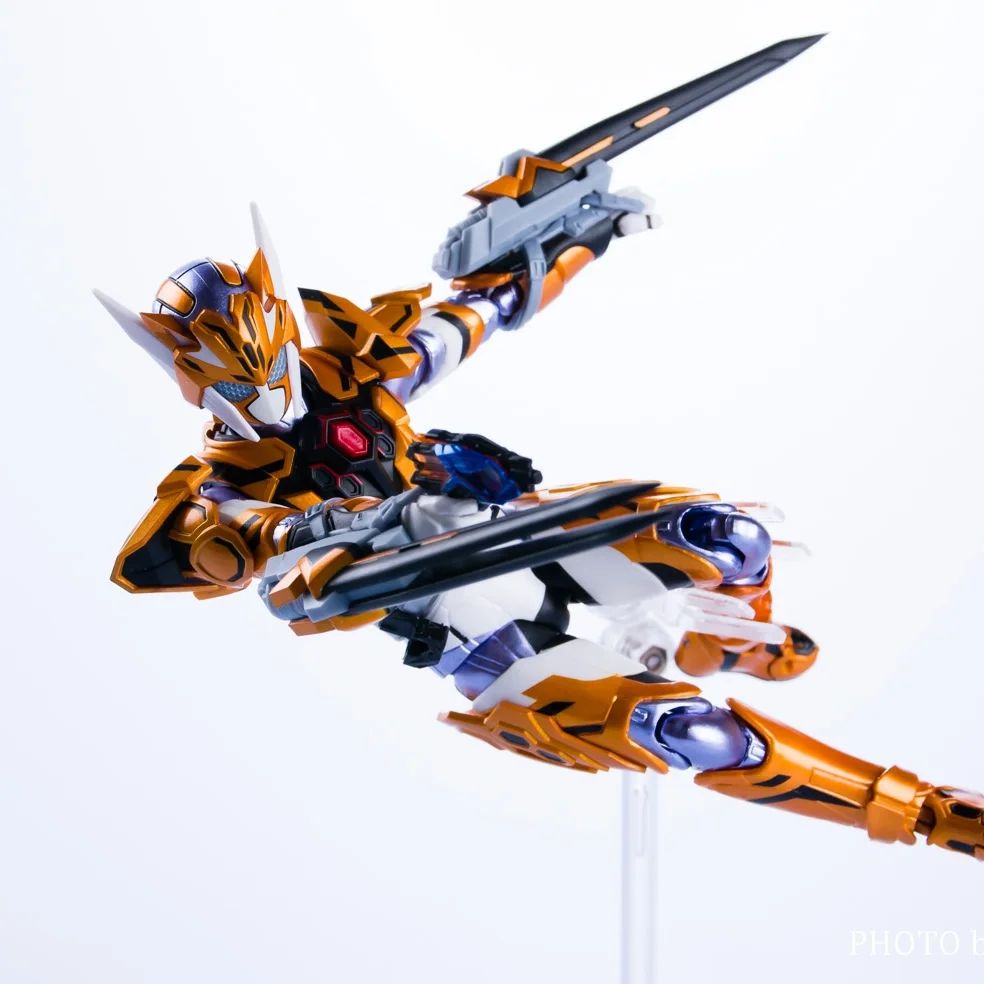 SHF Kamen Rider Valkyrie Justice Serval của Bandai P-bandai