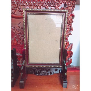 Khung hình thờ gỗ chân chạm khung hoa văn