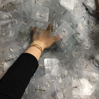 Sỉ 100 móc dán tường thần thánh