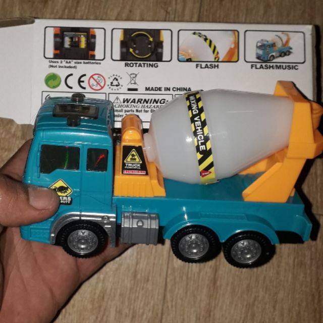 Một chiếc Xe bồn chạy Pin có nhạc và đèn Led rất đep_tặng kèm pin