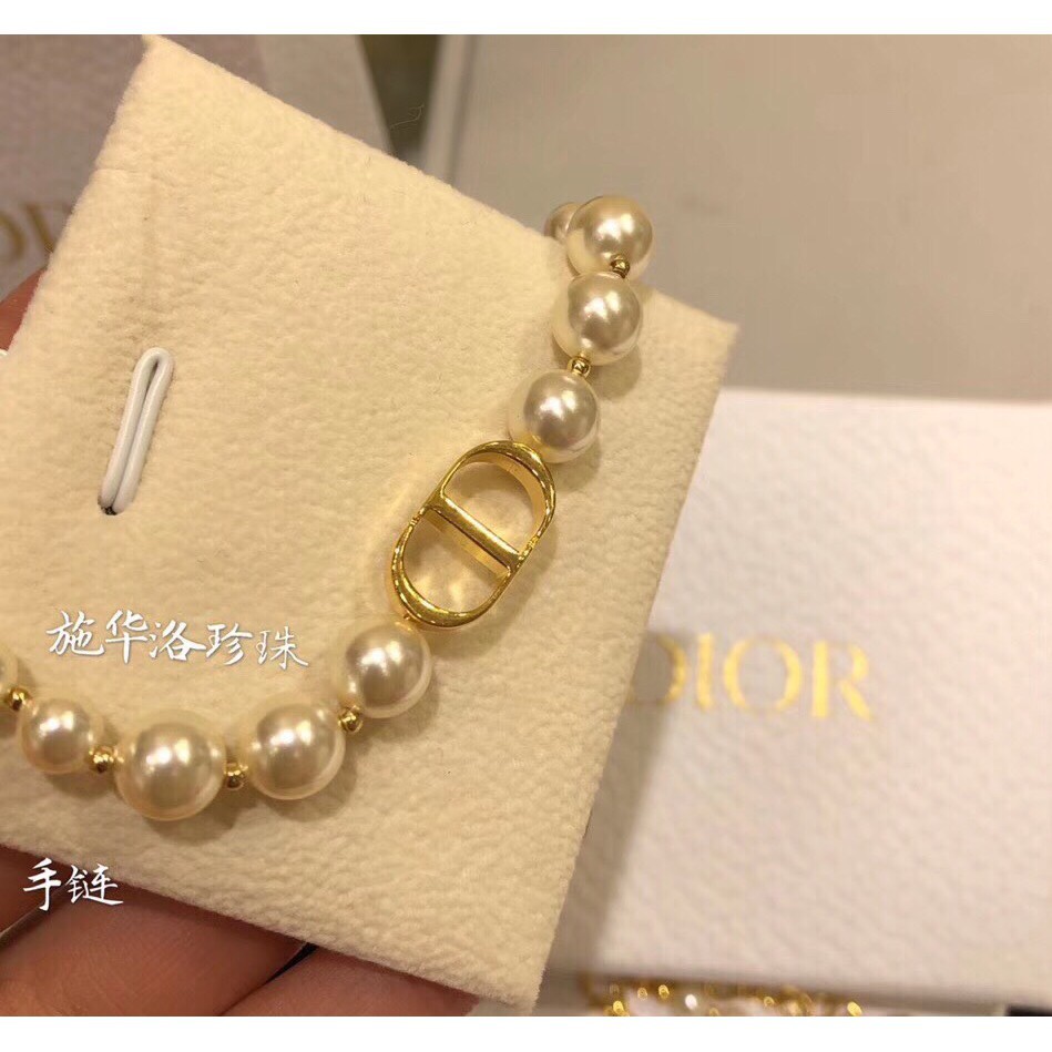 Vòng tay dior đính ngọc trai giả và chữ đơn giản phong cách retro sang trọng
