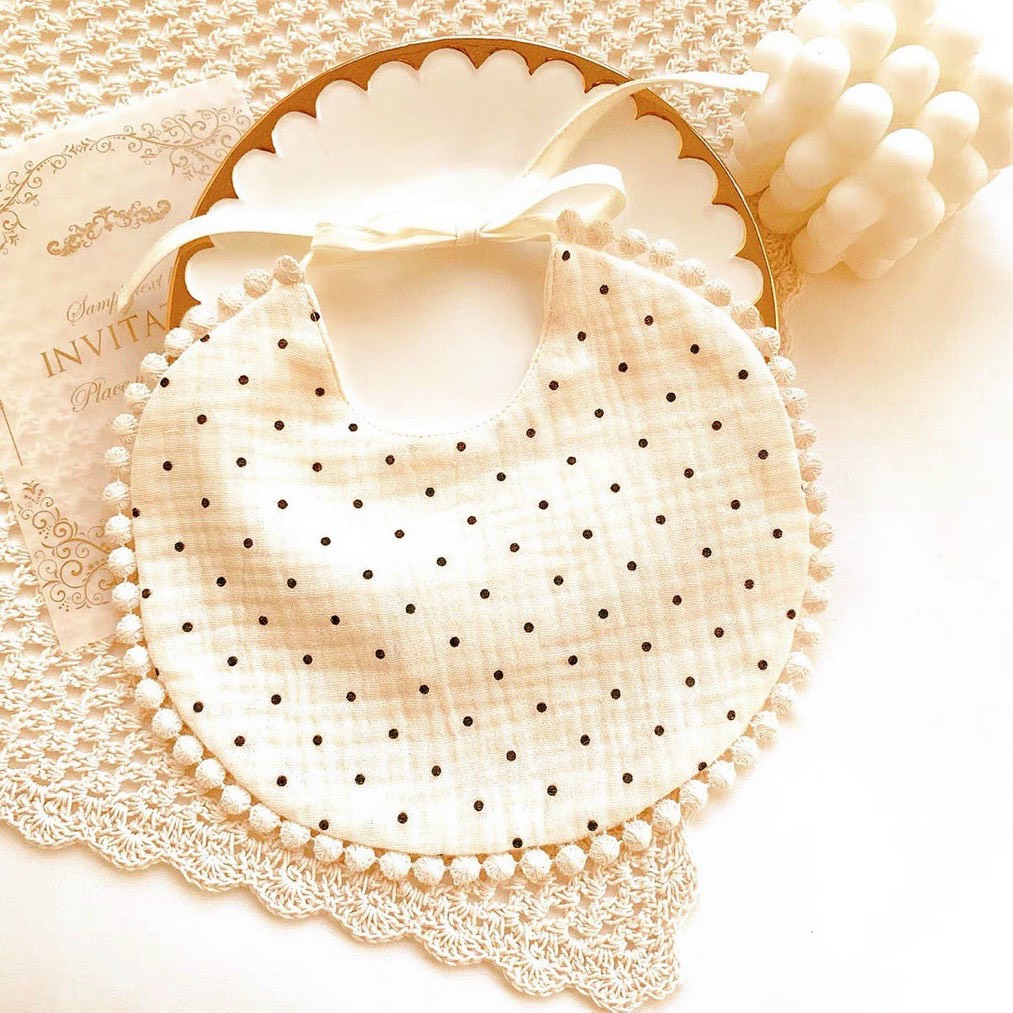 Yếm ăn dặm chất liệu xô muslin có trang trí cho bé gái