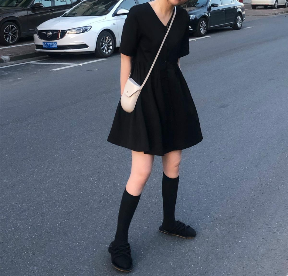 Đầm nữ dáng chữ A màu đen phong cách thời trang xinh xắn cho phái nữ | BigBuy360 - bigbuy360.vn