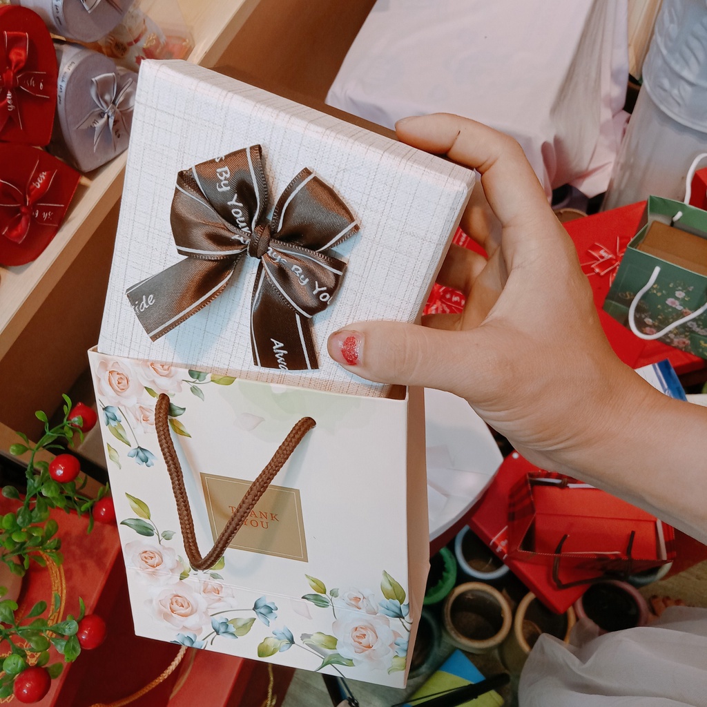 (11x11x6.5cm) Hộp đựng quà tặng kèm túi mix phụ kiện tặng 20/10, 8/3, valentine, ngày kỷ niệm, nhân dịp đặc biệt (A6)