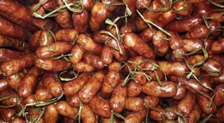 Lạp sườn lợn đen hun mía
