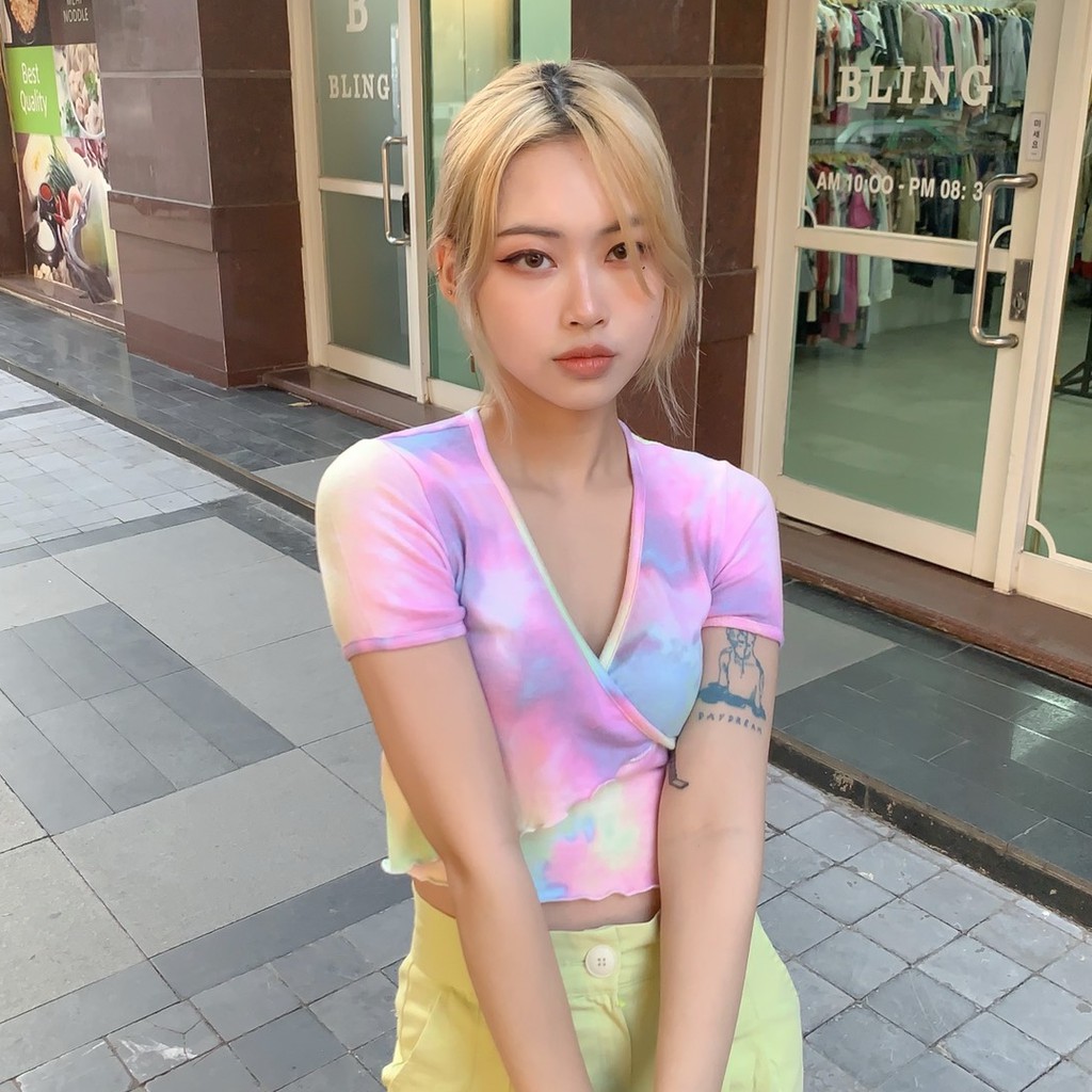 Usthebasic - Áo croptop Tie-dye kiểu Lettuce-edge Wrap