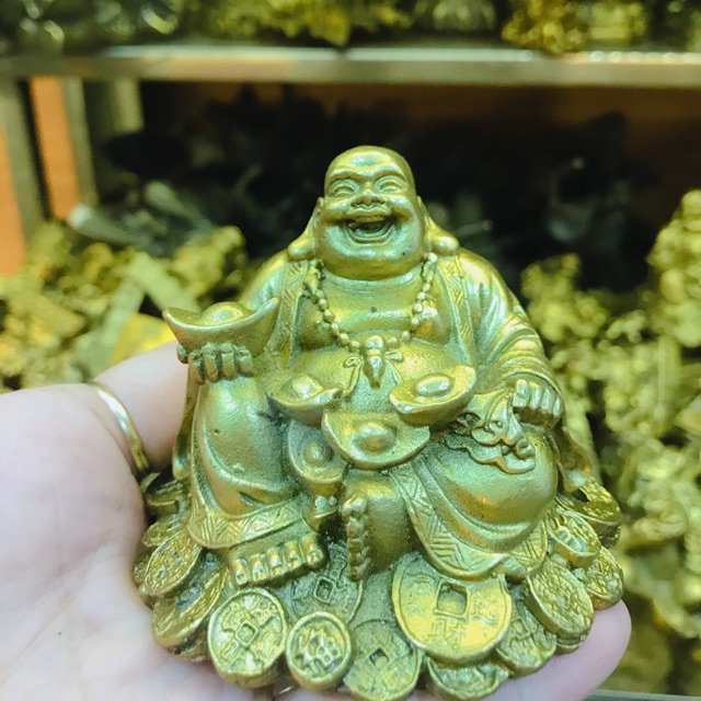 Tượng phật Di lặc bằng đồng thau, để trên xe ô tô