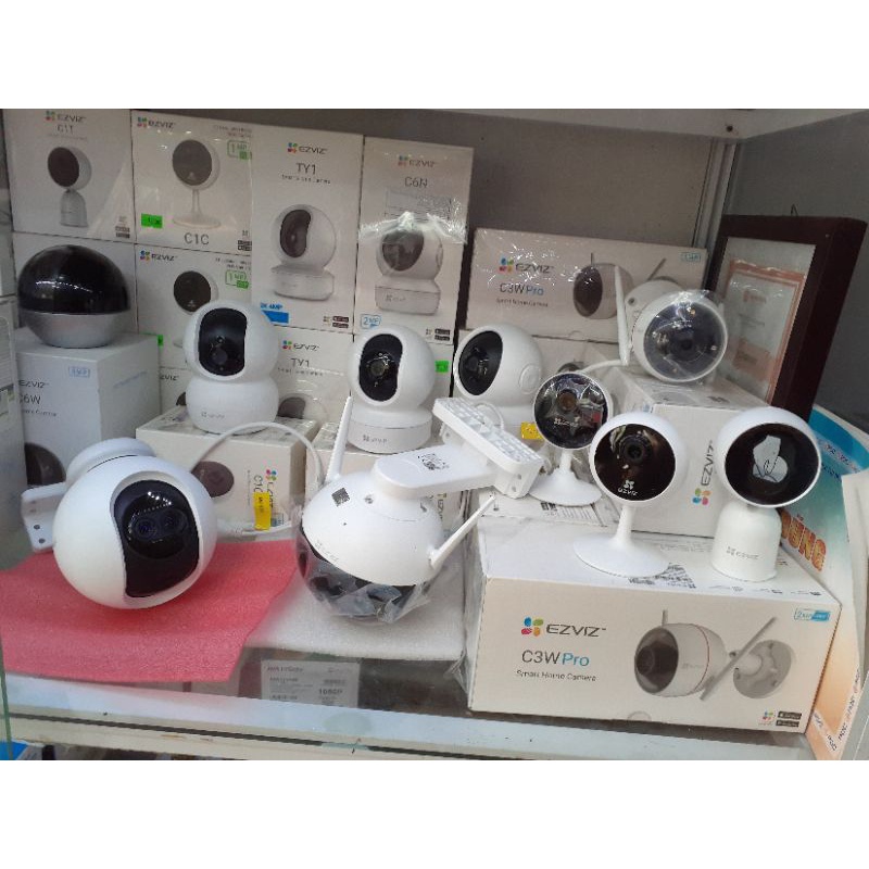 Camera Ngoài trời Xoay 4 chiều EZVIZ C8W có mic thu âm thanh, đàm thoại 2 chiều