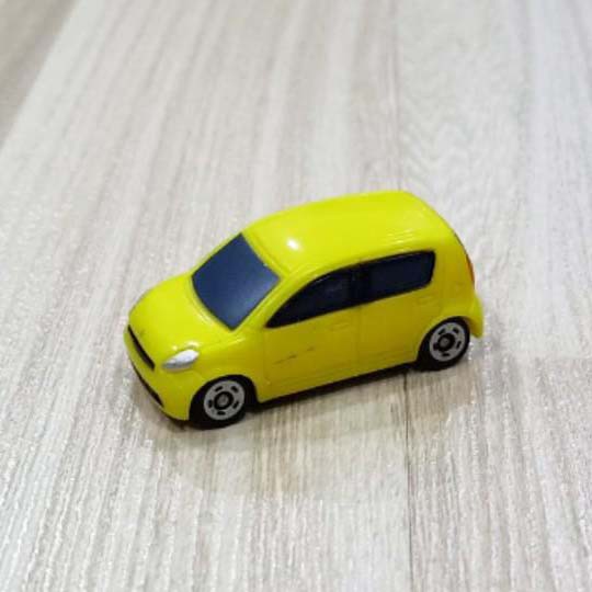 Xe ô tô mô hình Tomica Toyota Passo màu vàng (No Box)
