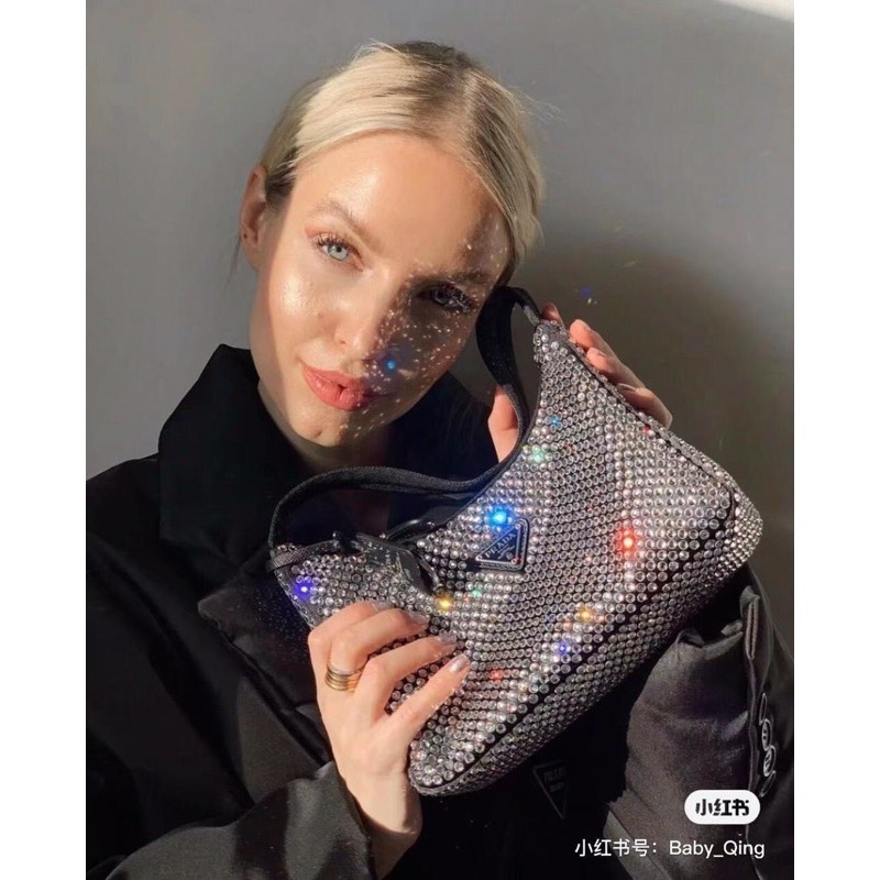 Túi gắn đá prada