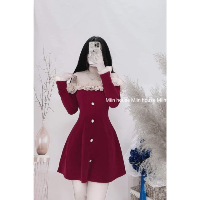 Váy nhung trễ vai dài tay phối bèo be
