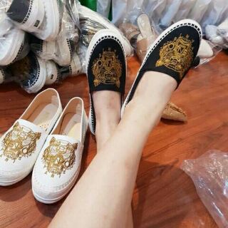 Giày slip on thêu