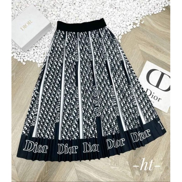 Chân váy xếp ly họa tiết chữ hàng QC