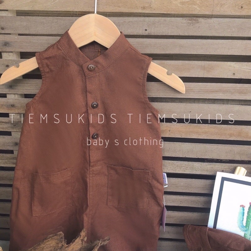 Suit liền thân cổ tàu kèm nón cho bé trai linen màu nâu
