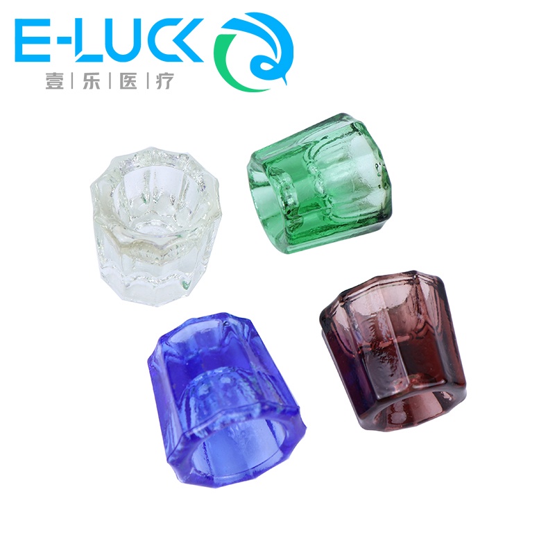 1 cốc thủy tinh dùng cho nha sĩ