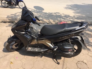 Ốp gác chân sau xe air blade 2020