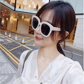 Kính chữ V còn màu đỏ