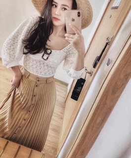 Chân váy xếp ly đính cúc