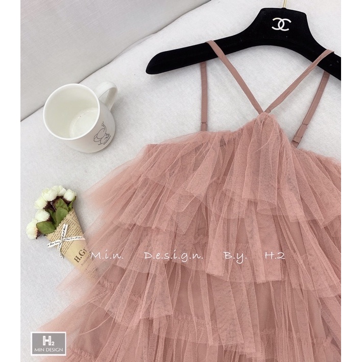 Váy cổ yếm tầng