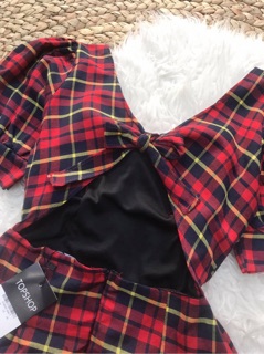 Đầm vintage đỏ trễ vai