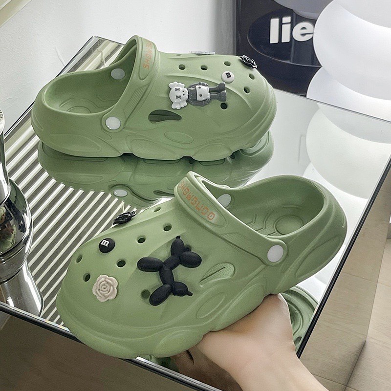 Dép Cross nữ Showbudo đế cao 4cm, Sục nữ độn đế kèm Sticker Bearbrick chất liệu Eva đế cao chống thấm nước.Dream.2021
