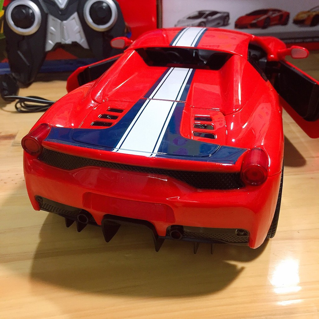 Siêu xe ferrari điều khiển từ xa mở cửa