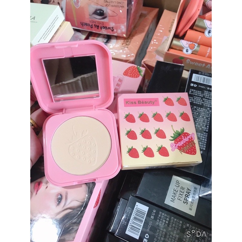 PHẤN NÉN QUẢ DÂU KÈM MÚT KISS BEAUTY | BigBuy360 - bigbuy360.vn