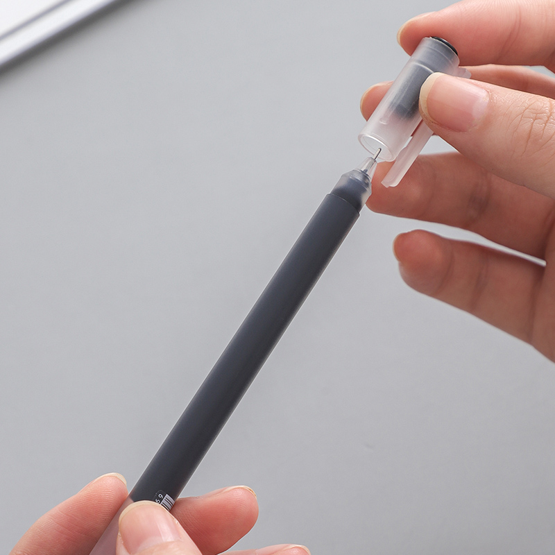 Bút bi mực gel đen ngòi 0.5mm