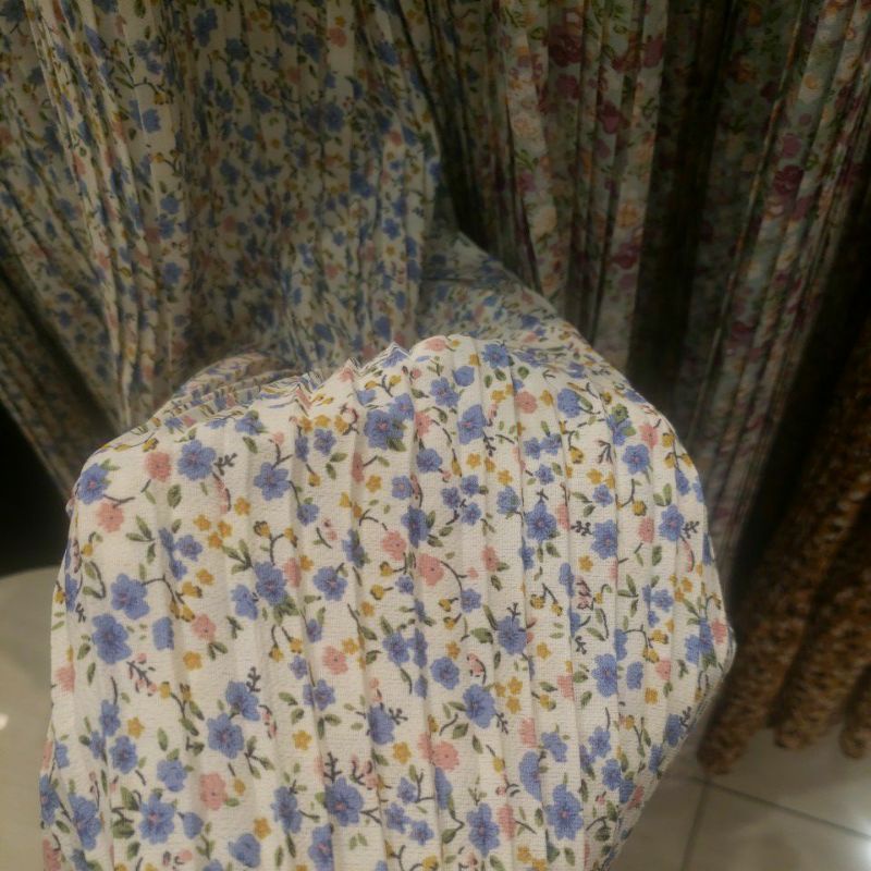 Chân váy hoa dập ly