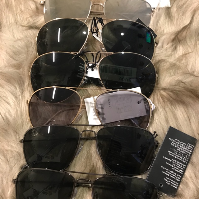 Kính H&m đồng giá cho nam và nữ, có mấy cái thôi.