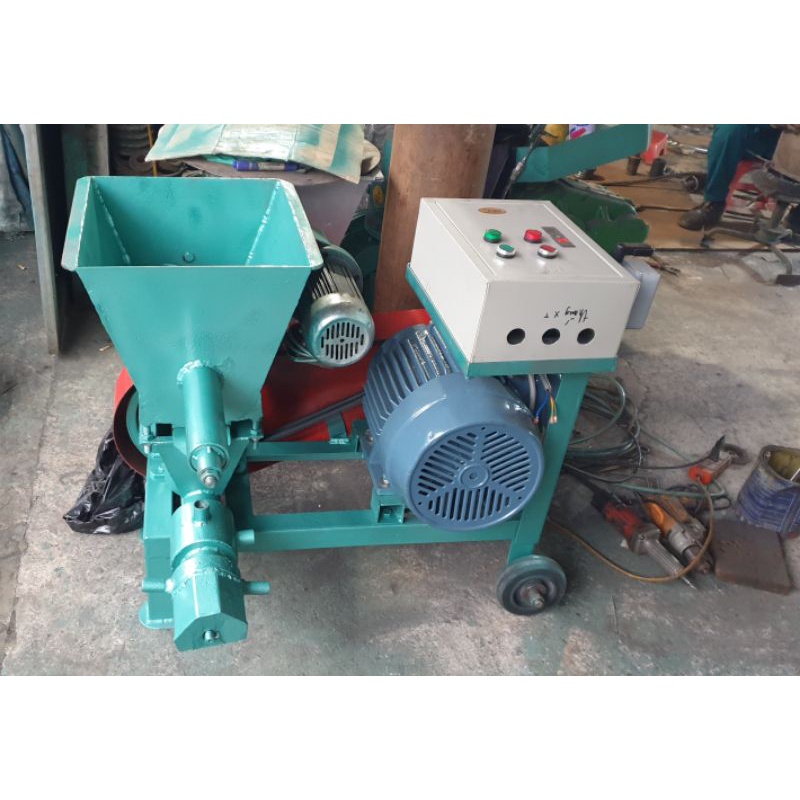Máy ép cám viên nổi,dành cho các hộ gia đình chăn nuôi thủy sản,trang trại nhỏ và vừa,cám đã được máy làm chín khi dùng.