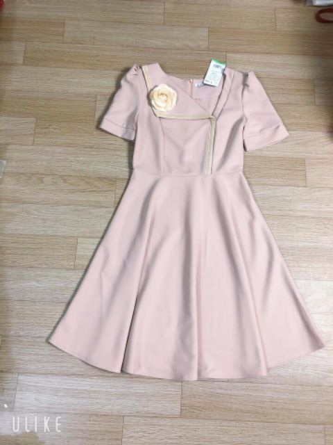 Váy cổ bẻ lệch kèm nơ xinh xắn